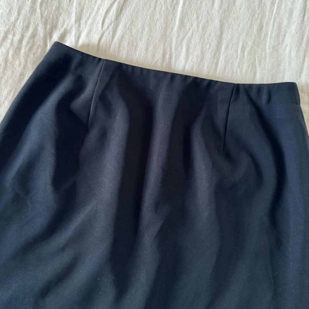 Jones New York Vintage Black Midi Pencil Skirt, size 10 - Image 6