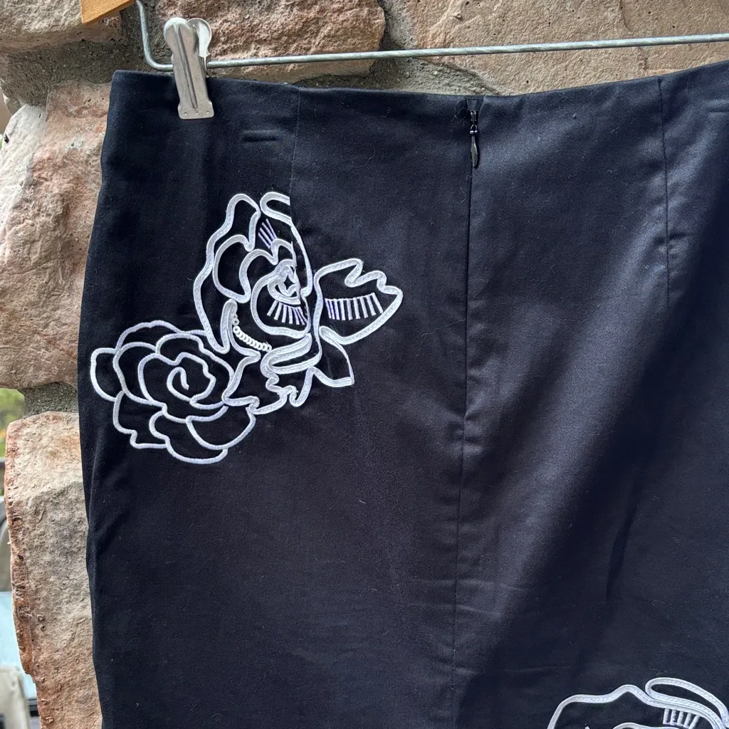 White House Black Market Black Pencil Skirt Textured White Floral Design Sequins - Image 7