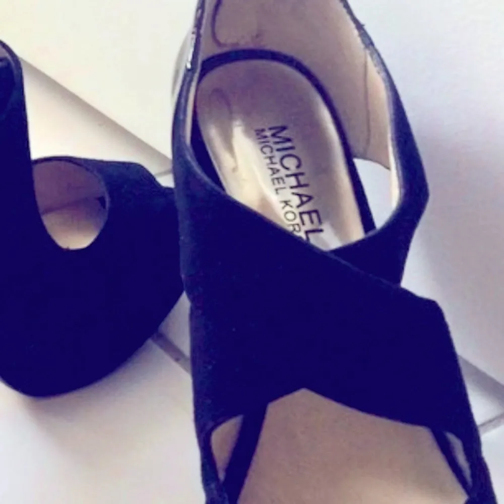 Michael Kors MICHAEL  Black Cross Strap Sandals - Image 7