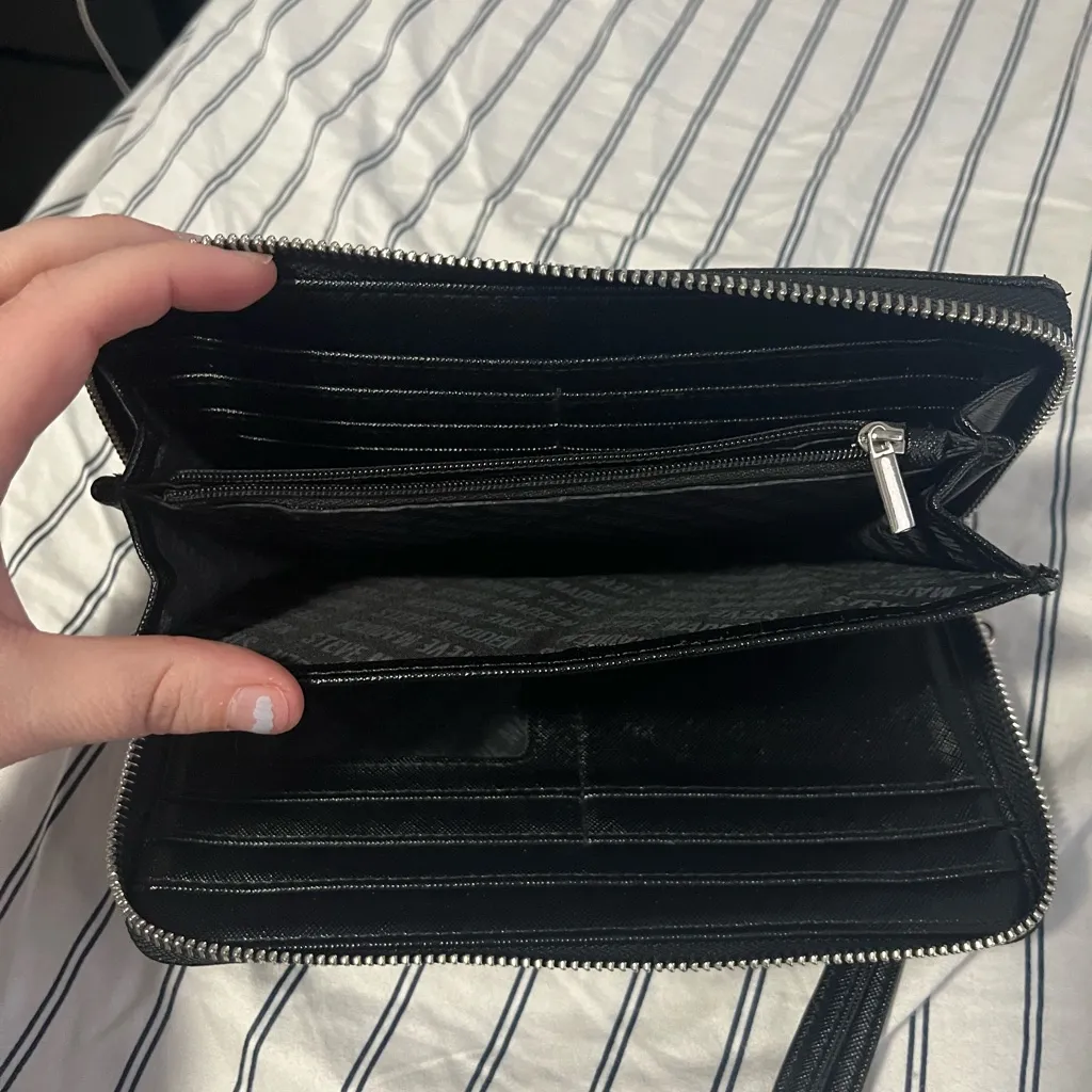 Steve‎ Madden Black Center Zip Wristlet - Image 4