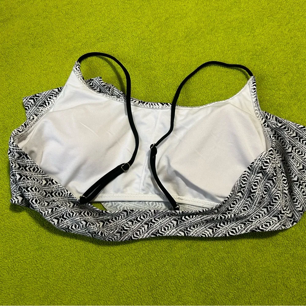 Black and White Crop Ruffled Bikini top - Image 3