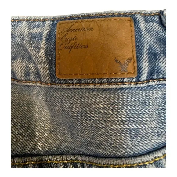 American Eagle Woman’s Denim Distressed Roll Cuff‎ Shorts Size 4 Light Wash - Image 3