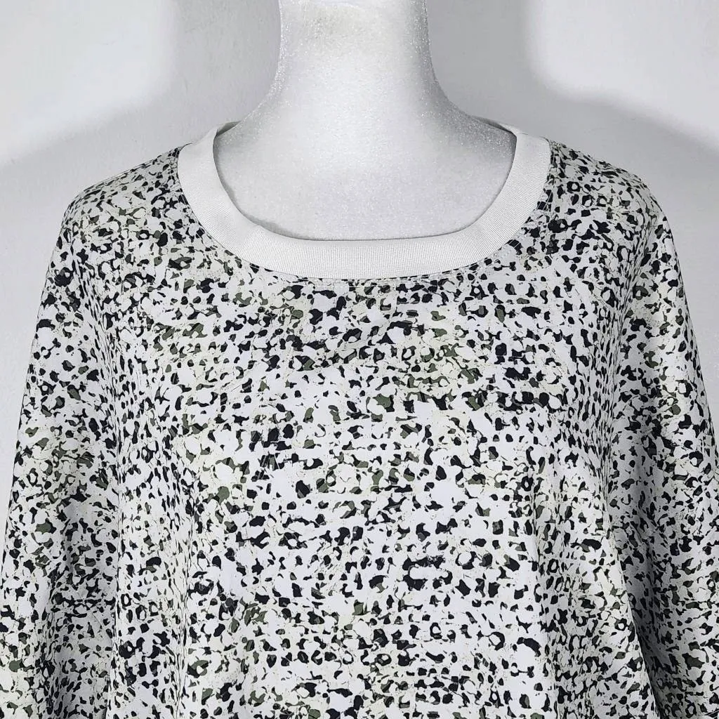 Old Navy Active White and Green Oversized Athletic Tee Size Large Sporty T-Shirt - Image 3