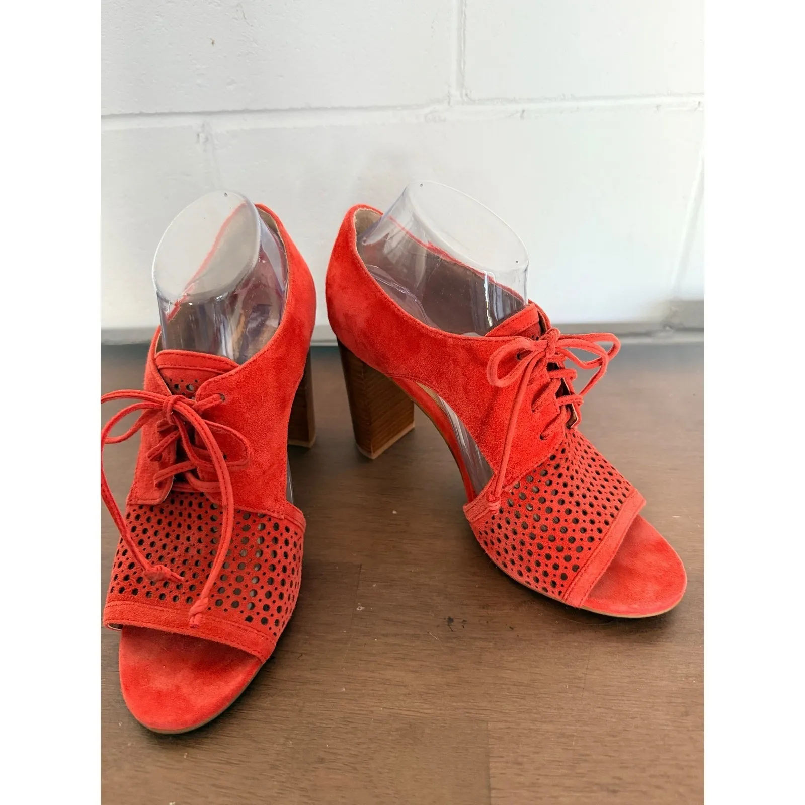 Tahari Coral Megyn Suede Laser Cut Lace Up Peep Toe Block Heel Shoes Size 9 - Image 2