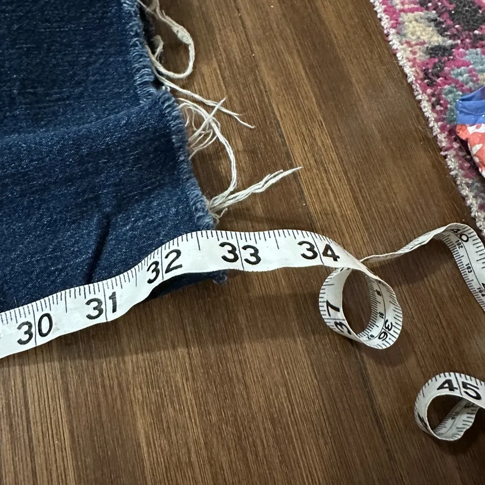 Anthropologie Pilcro The Rue raw hem medium dark wash jeans size 27T - Image 9