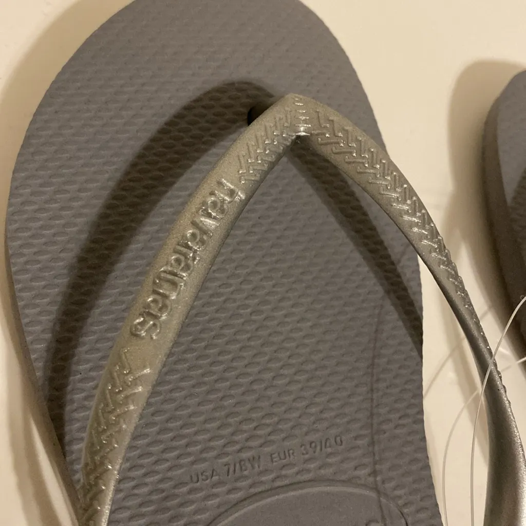 Havaianas Women's Slim Princesas Flip Flop
Size 7 or 8 New nwt sandals - Image 4