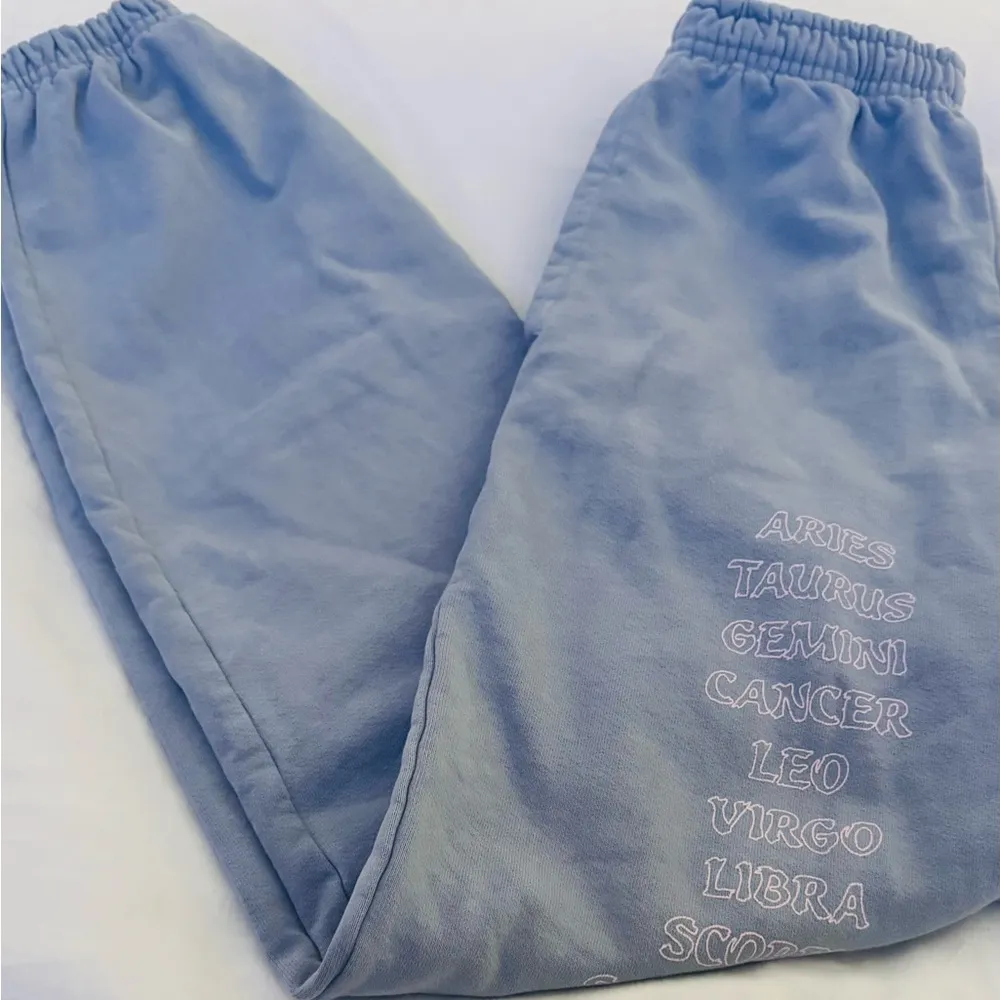 Boys Lie HOROSCOPE GRAPHIC BLUE
SWEATPANTS - Image 7