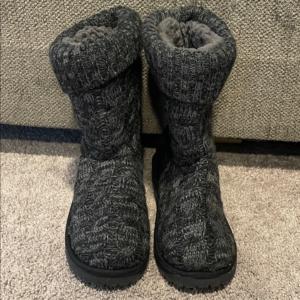 Essentials by MUKLUKS Cozy Gray Knit Women's Boots | Size 8 - Image 2