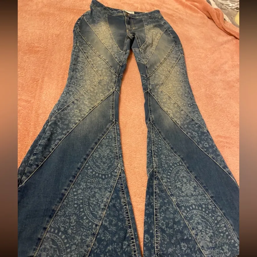 We The Free Mermaid Mid Rise Flare Jeans. Size 26 - Image 6