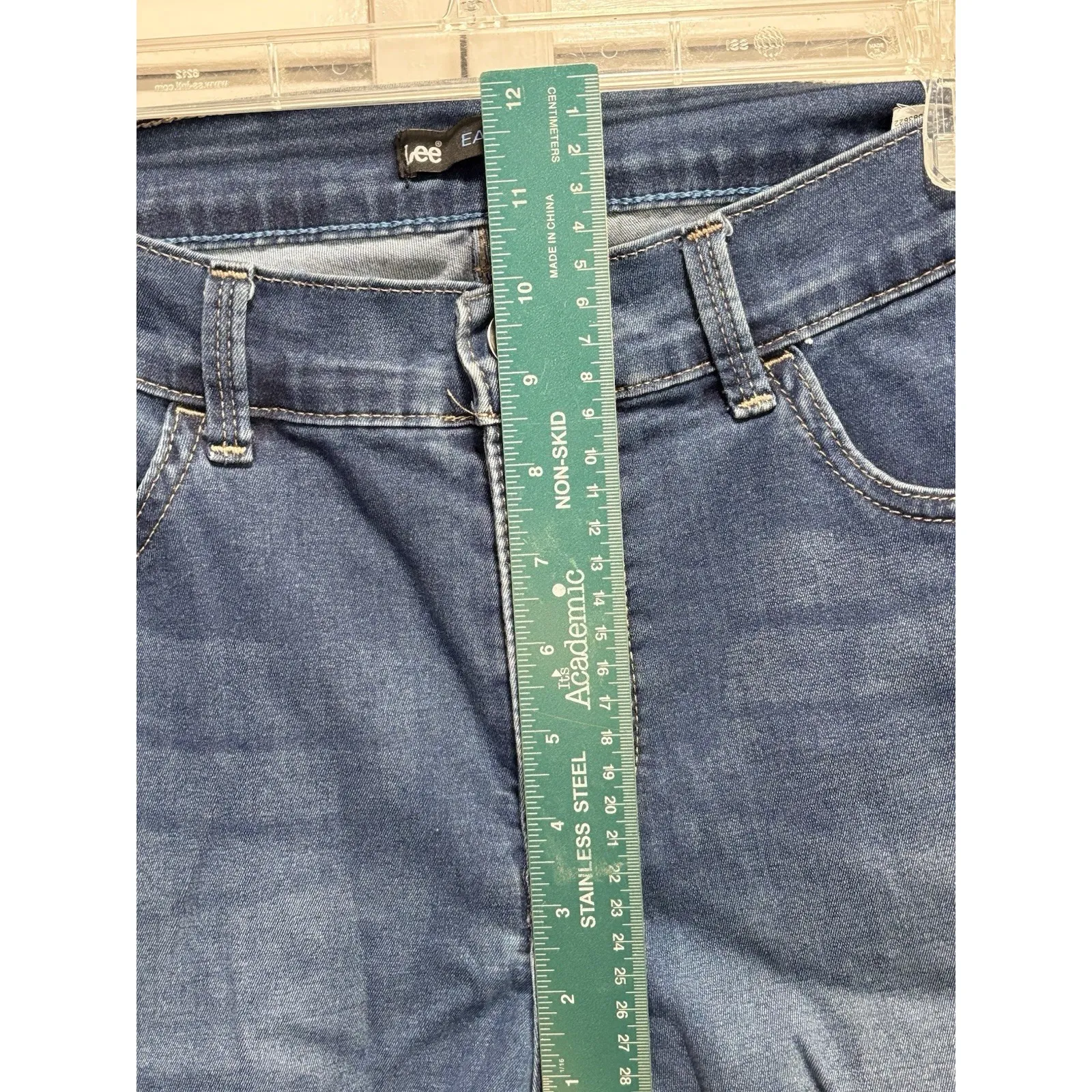 Lee Easy Fit Med Denim Capri Jeans Size 30"x 20.5" Mid Rise‎ Pockets Zip - Image 3