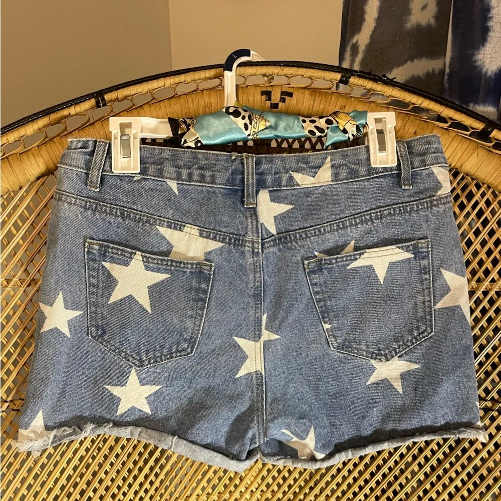 ⭐️ Adorable Women’s Love and Harmony Distressed Star Cutoff Denim Shorts Size L - Image 6