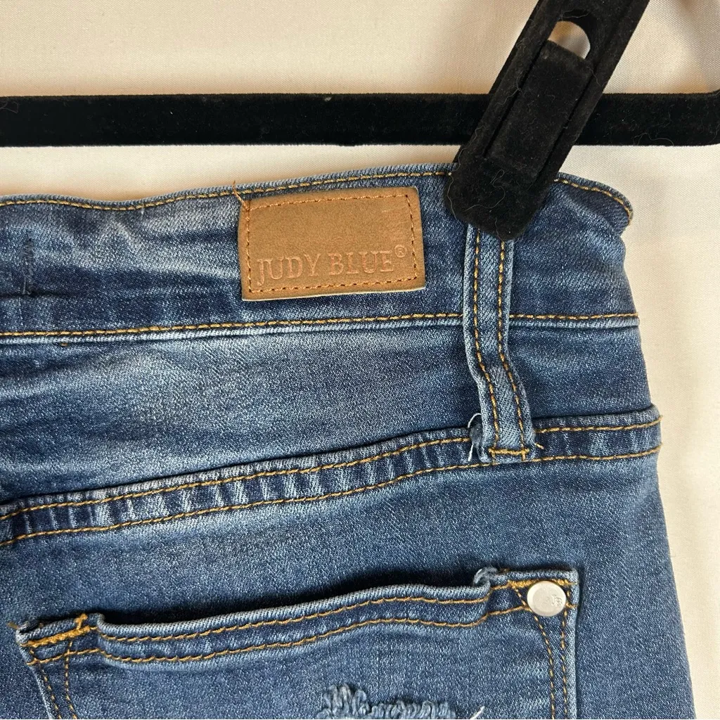 Judy Blue Women's Mid-Rise Distressed Cuffed Denim Jean‎ Shorts Small - Image 7