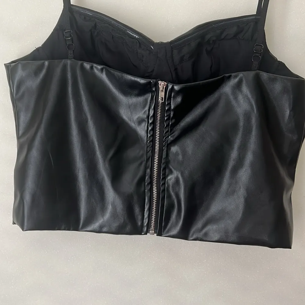 SHEIN Faux Leather Lined Black Crop Top Bra Vest with Zipper Closure Size M - Image 3
