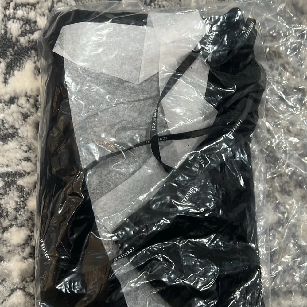 BLACK SEAMLESS CROP TOP - Image 3