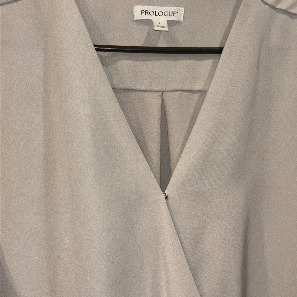 Prologue Light Taupe Wrap Top V Neck Long Sleeve HiLo Hem 3/4” Sleeve 100% Poly - Image 7