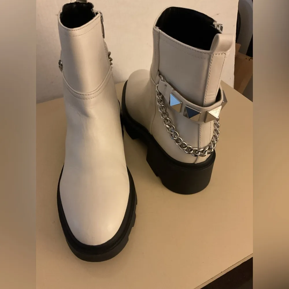 Marc Fisher women white leather Chelsea Waty boots size 9.5 - Image 9