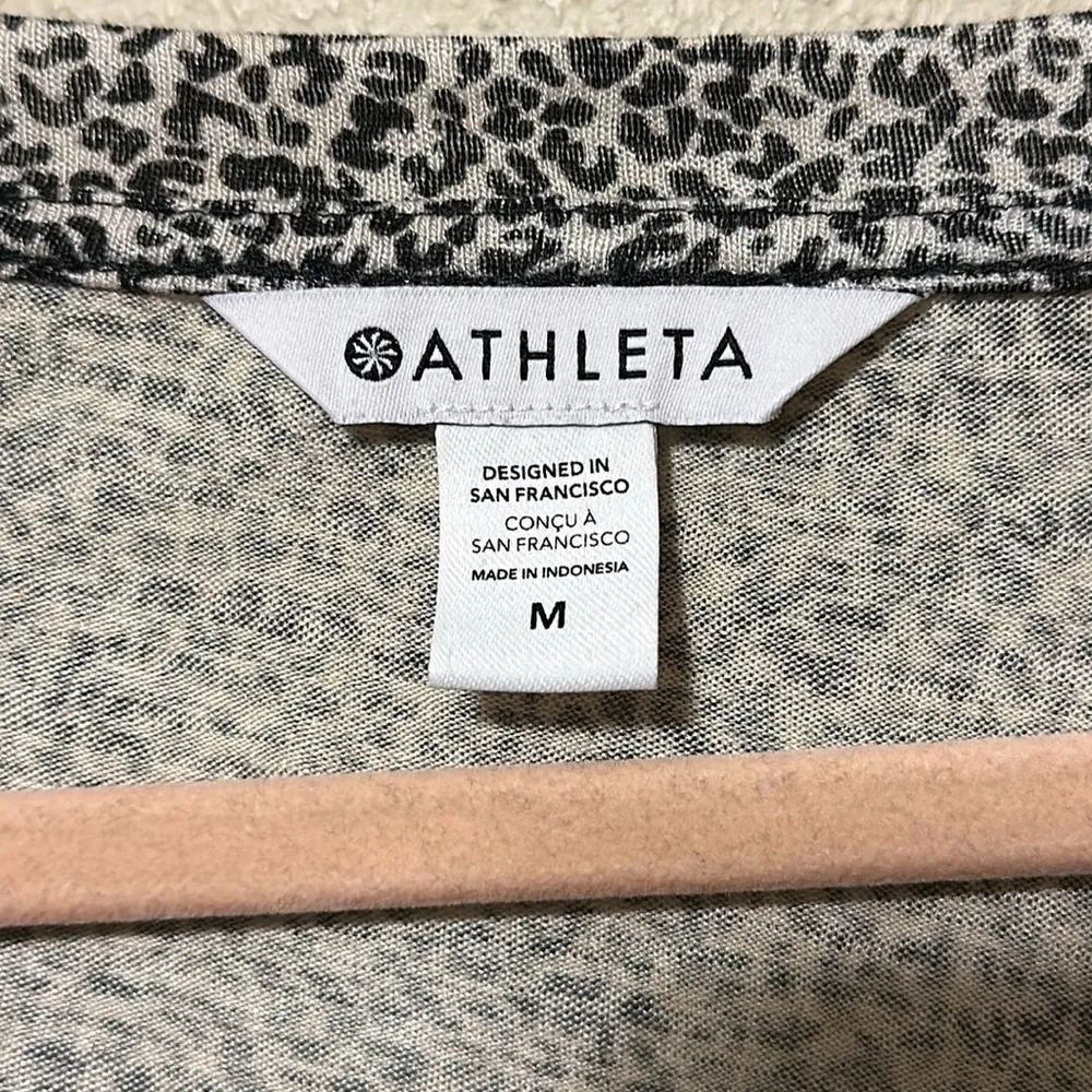 Athleta Breezy Scoop V-neck Short Sleeve Pullover Tee Shirt in Micro‎ Cheetah - Image 4
