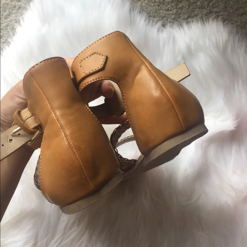 Crown vintage Tan flat sandal. size 7. - Image 3