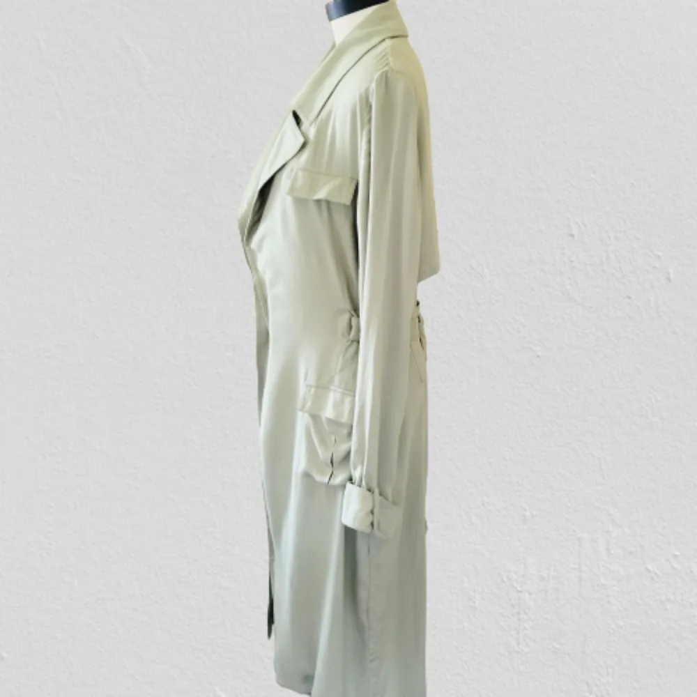 Revolve Stylestakler Kilo trench coat size large - Image 4