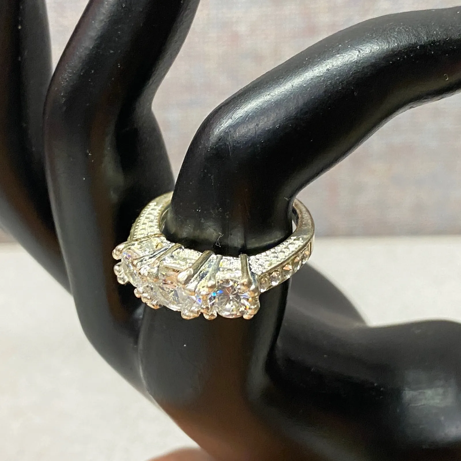 Brillant Three Stone Oval & Round Cut CZ Engagement Ring Silver Tone Band Sz 6.5 - Image 4