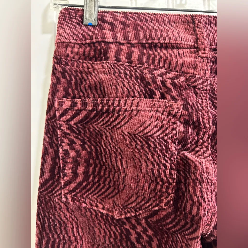 Pilcro women’s Maroon Geometric Straight Leg Jeans. Size 25 . - Image 12