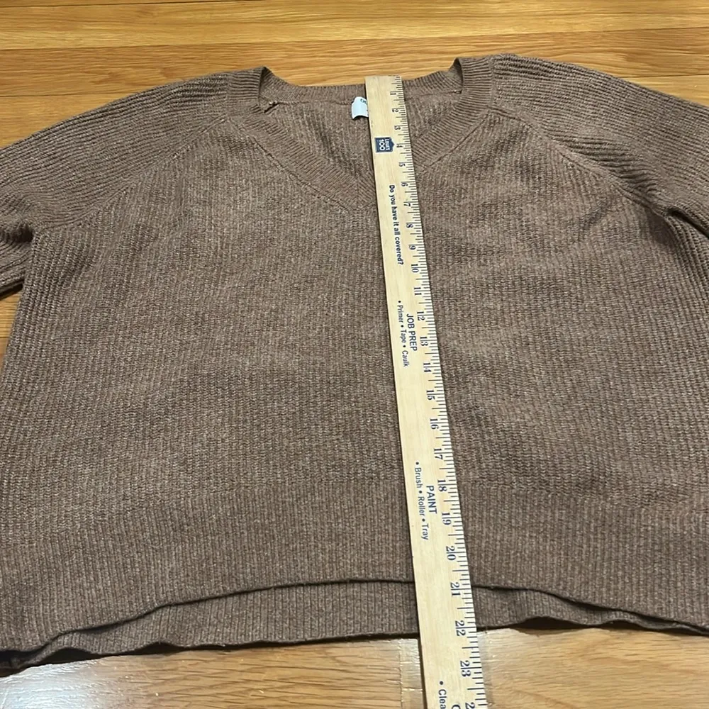 Old navy women’s vneck pull over long sleeve sweater size medium. - Image 5