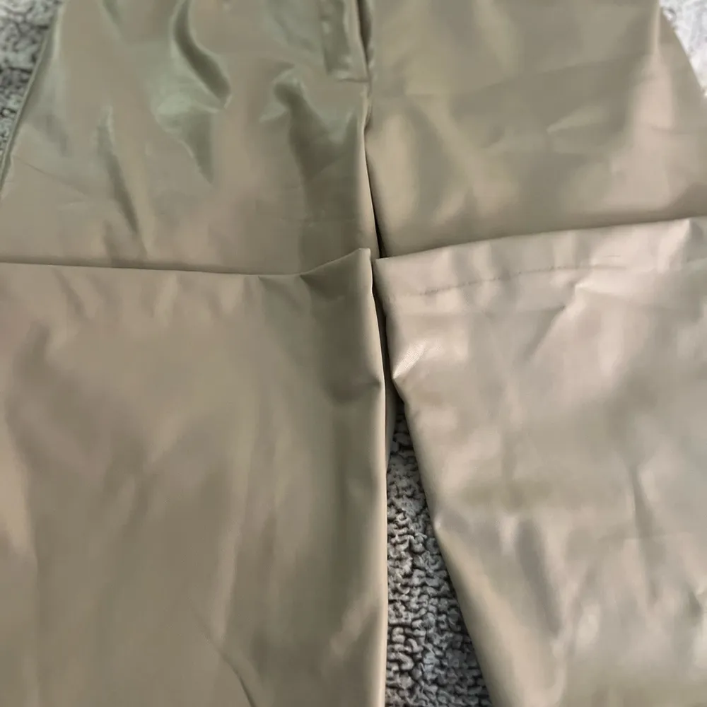 Abercrombie Vegan Leather Wide Leg Pants Womens 14 short - Image 2