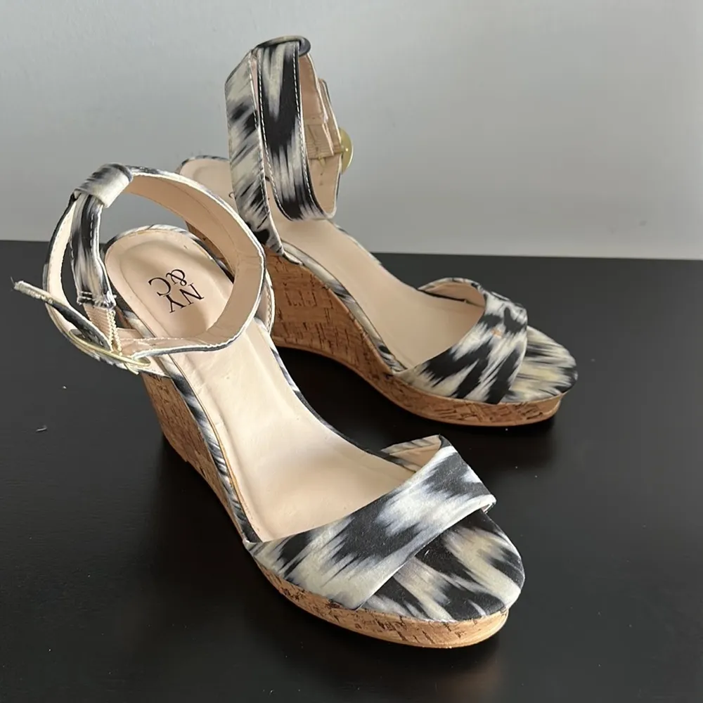 NY&Co Black and White Wedge Sandals Sz 6 - Image 7