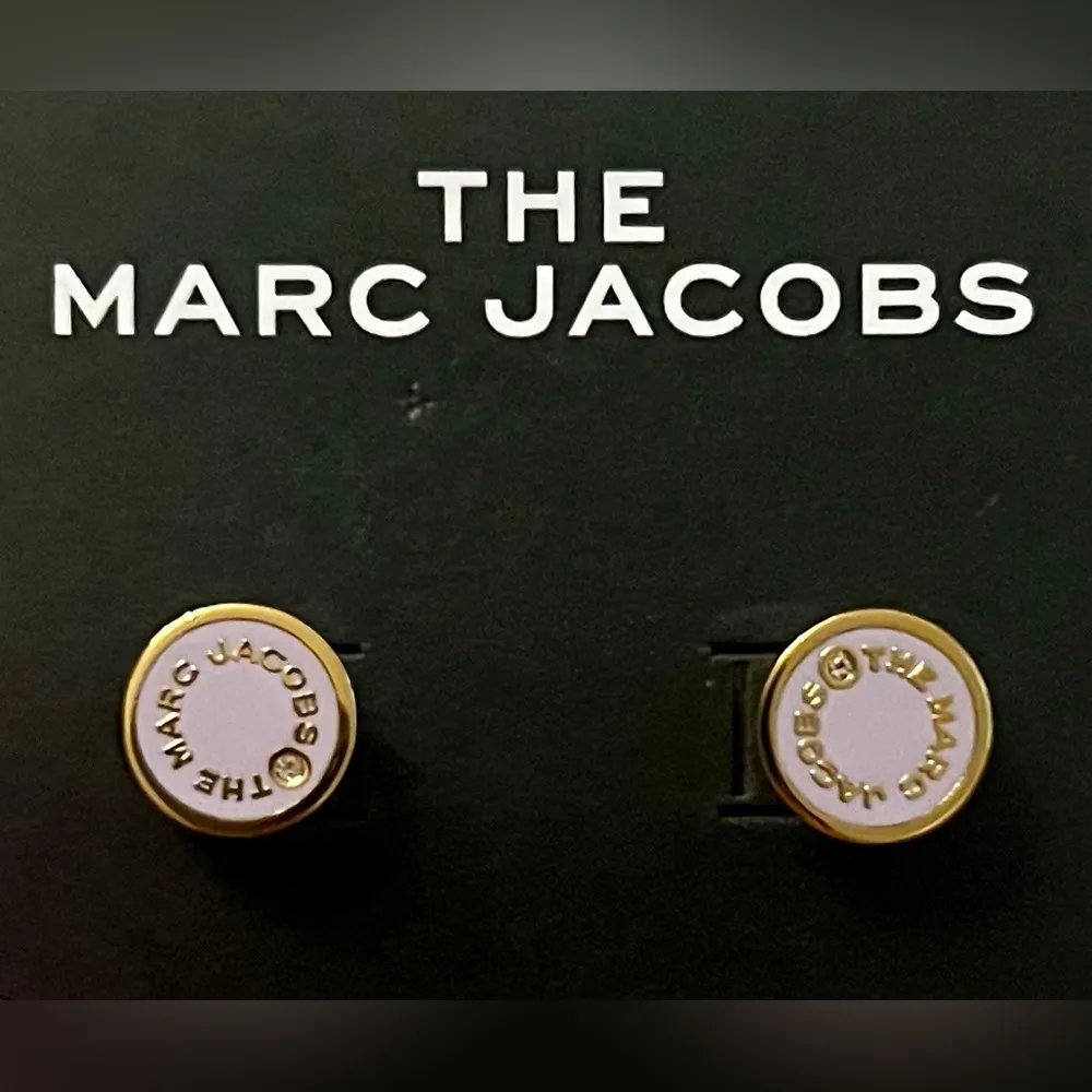BRAND NEW | Marc Jacobs Logo Stud Earrings (Orchid + Gold) - Image 4