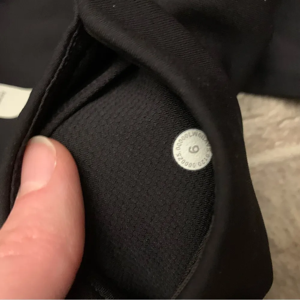 Lululemon  Black Cropped Leggings w/ Side Pockets, Drawstring Size 6 - Image 5