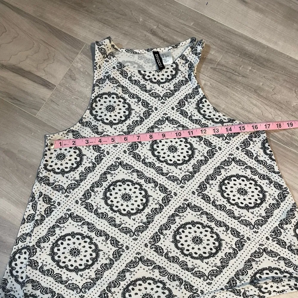 H&M Divided Soft Back & White Paisley Patterned Tank Top~ Size Small - Image 6