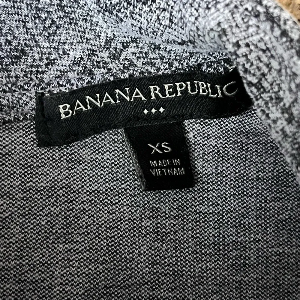 Banana Republic Women’s Textured Mock Neck Sleeveless Top XS Heather Gray Swank - Image 9