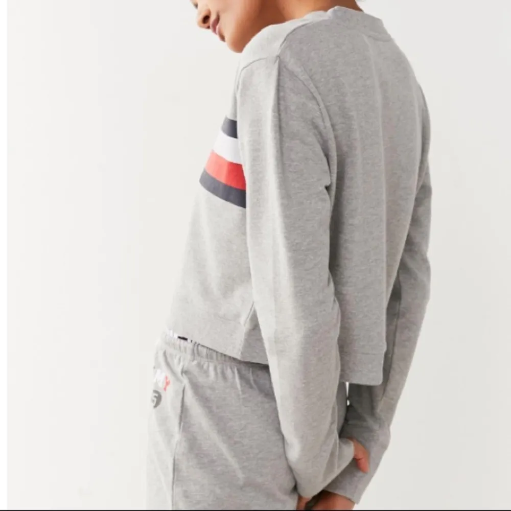 UO Tommy hilfiger crewneck sweatshirt - Image 3