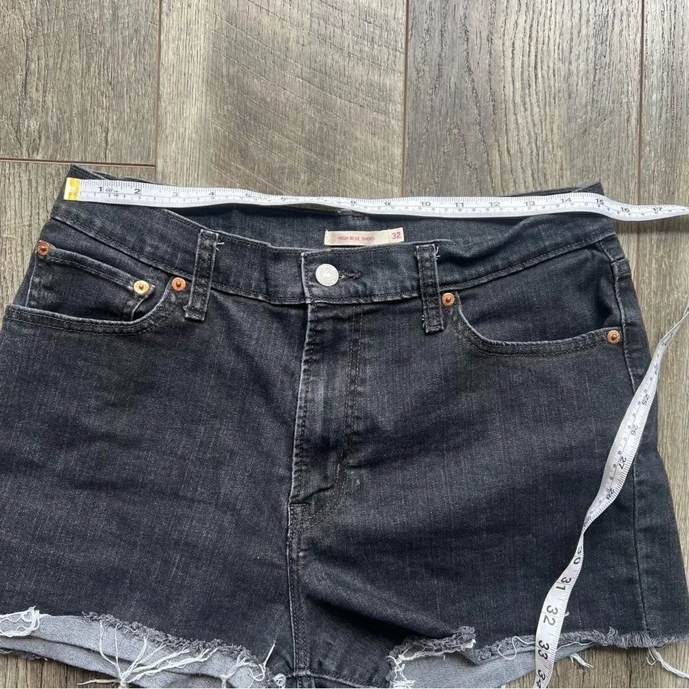 Levi’s Original High Rise Faded Black Cut Off Jean Shorts Size 32 Raw Hem Denim - Image 12