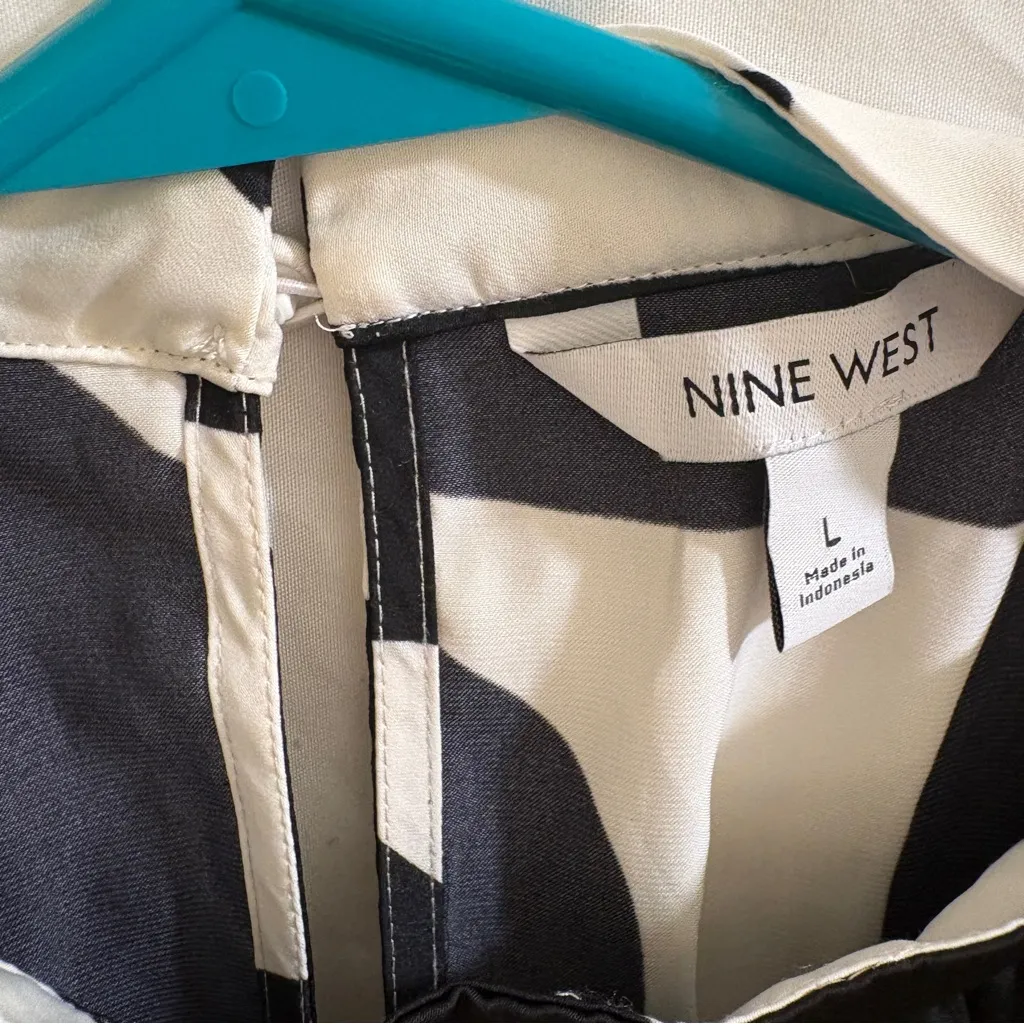 NWT Nine West Monochrome Abstract Blouse - Image 3