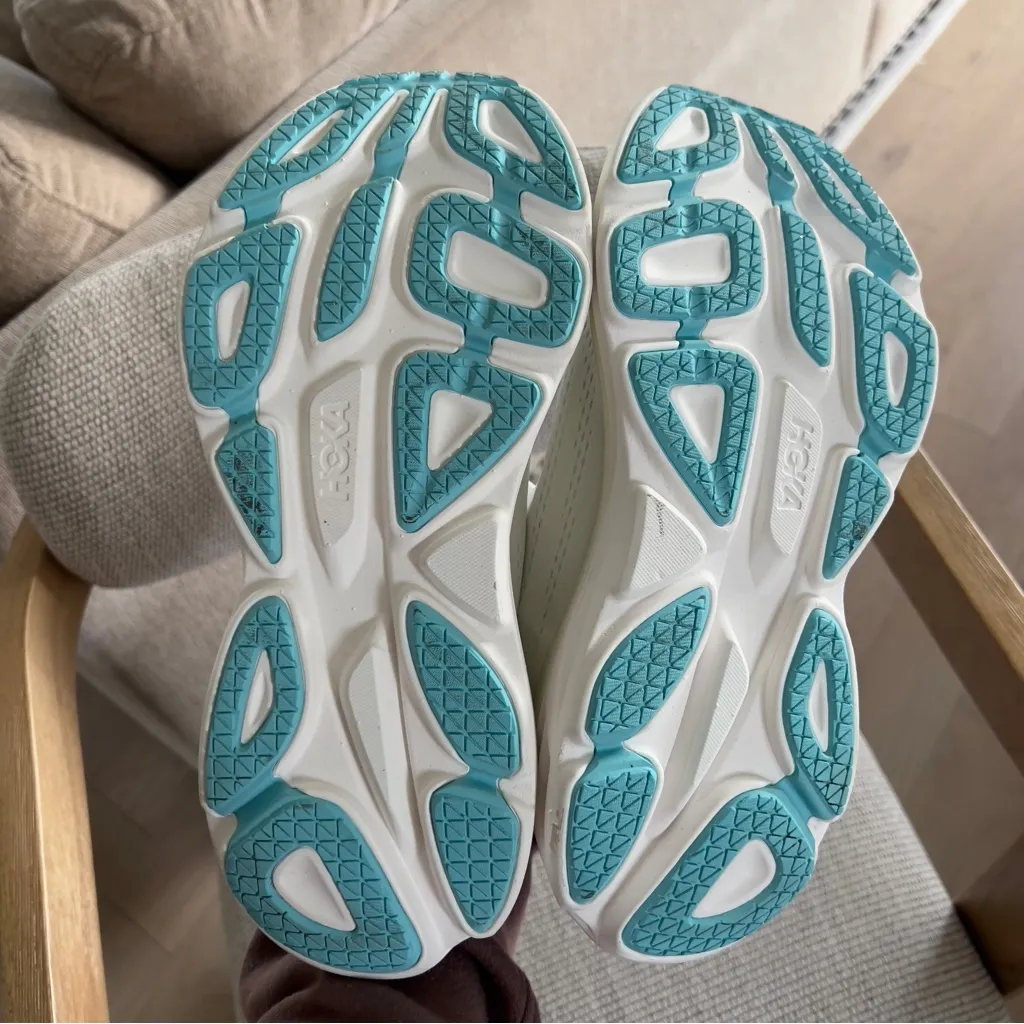 NWOB Hoka Bondi 8 Sneakers in Frost / Rose Gold - Image 6