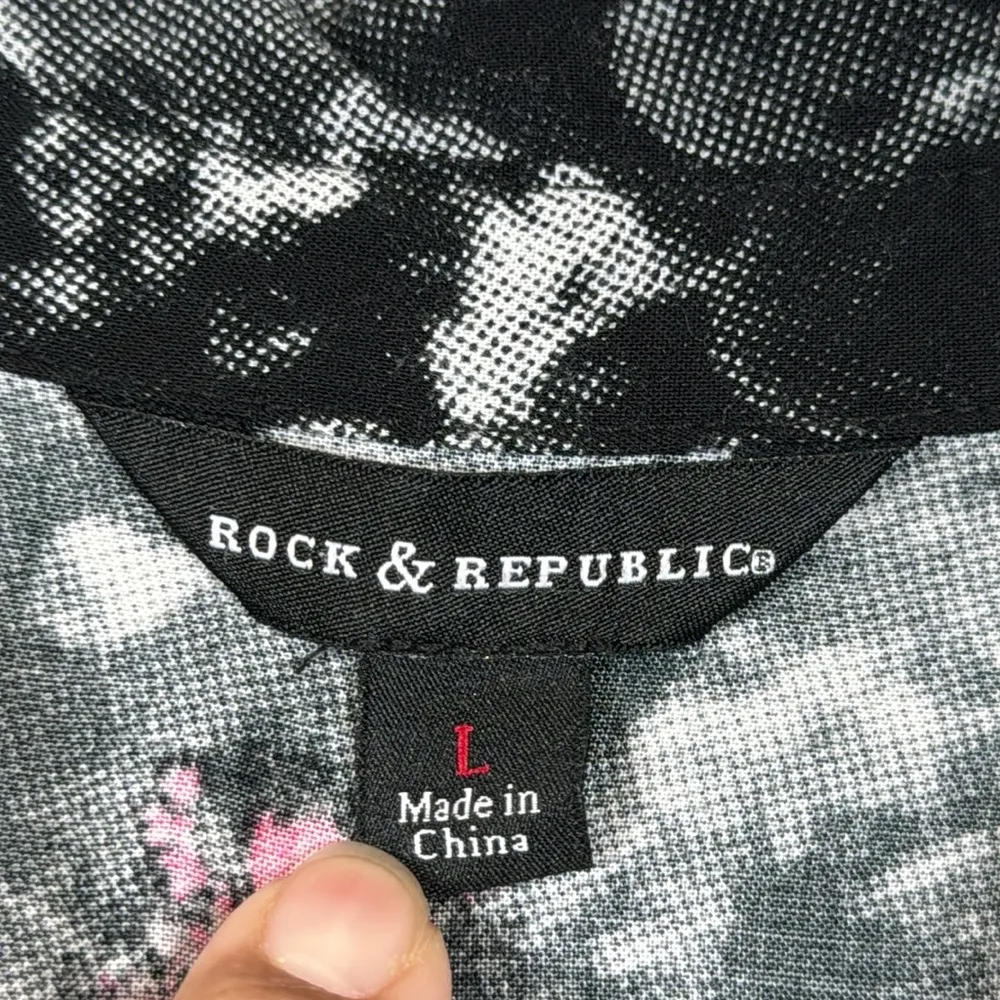 Rock & Republic Black Printed Button Down Blouse Size Large EUC #VEG-0129 - Image 6