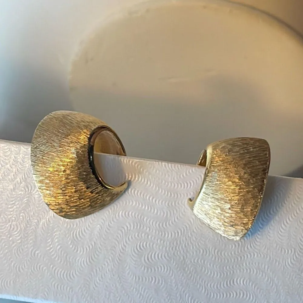 Vintage Gold tone textured art to wear clip earrings Gold - Image 2