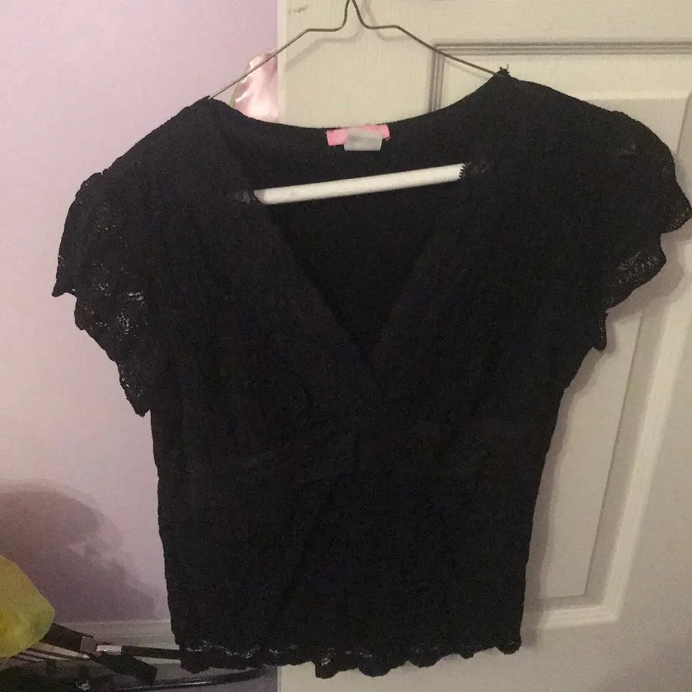 Black lace short sleeve shirt size Medium - Image 2
