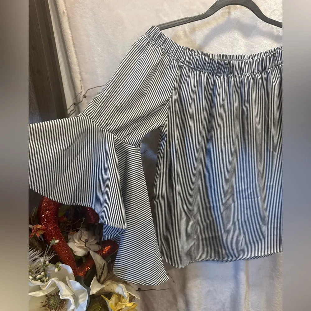 Modern off the shoulder bell sleeve blouse
Size L - Image 3