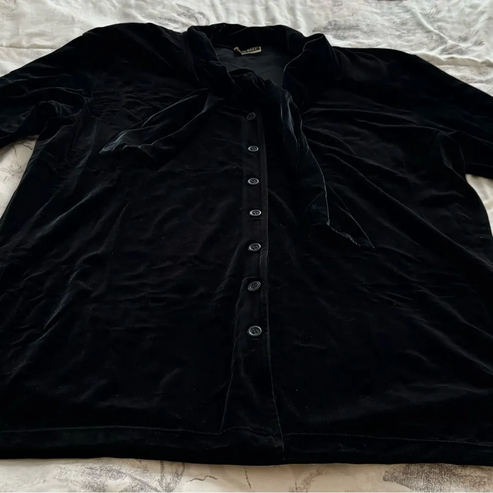 Vintage Discreet velvet black velour button down front ties blouse, one size - Image 9