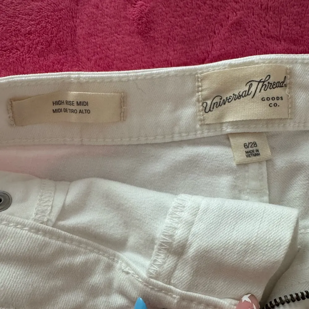 Universal Thread White Jean Shorts with Cuffed Hems - Image 5