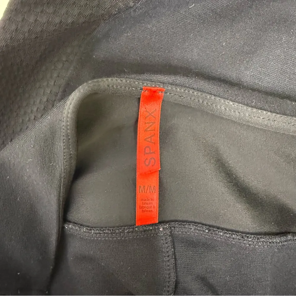 Spanx Textured Panel Ponte Knit Leggings Size Medium 8/10 - Image 5