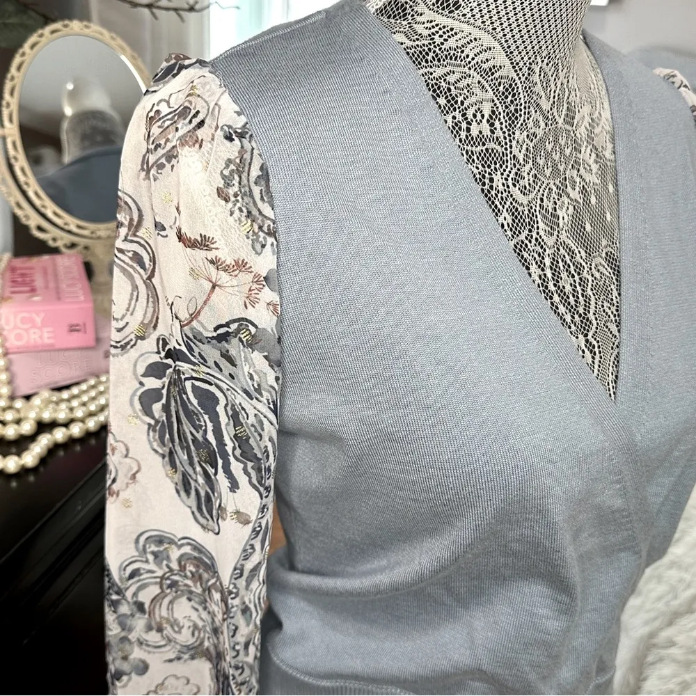 89th + Madison Ashleigh Faux Wrap Sweater Paisley Chiffon Sleeve Size Small NWT Gray - Image 5