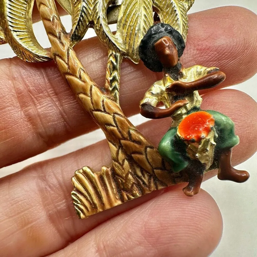 Man sitting under a Palm tree vintage brooch Gold - Image 3
