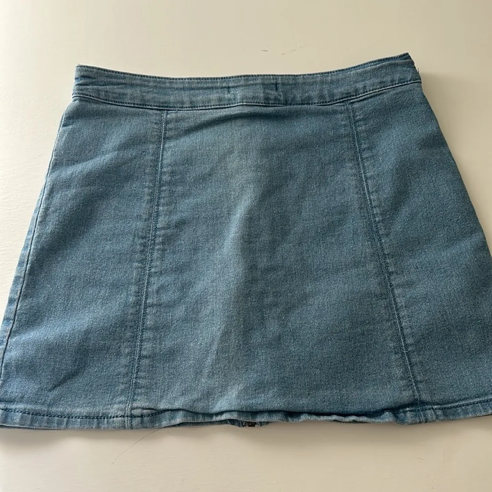 Forever 21 denim blue zip-up pleated mini skirt - Image 4