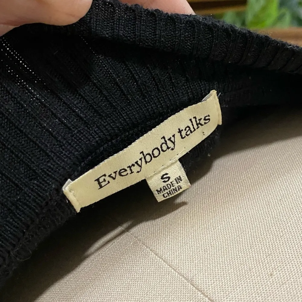 LF Cropped Off the shoulder Sweater - Image 9