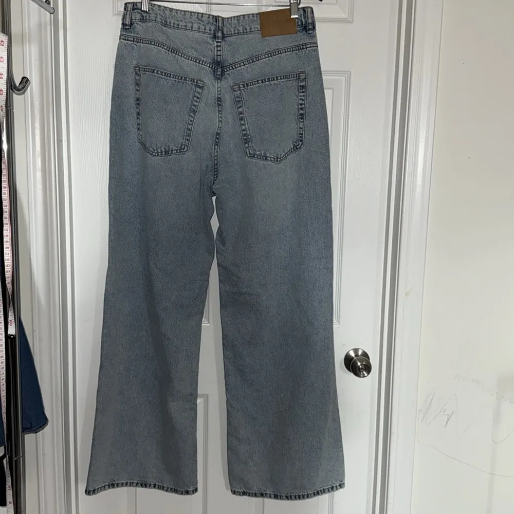 H&M Divided Women's light wash denim wide leg Jeans US 10 LIKE NEW - Image 8