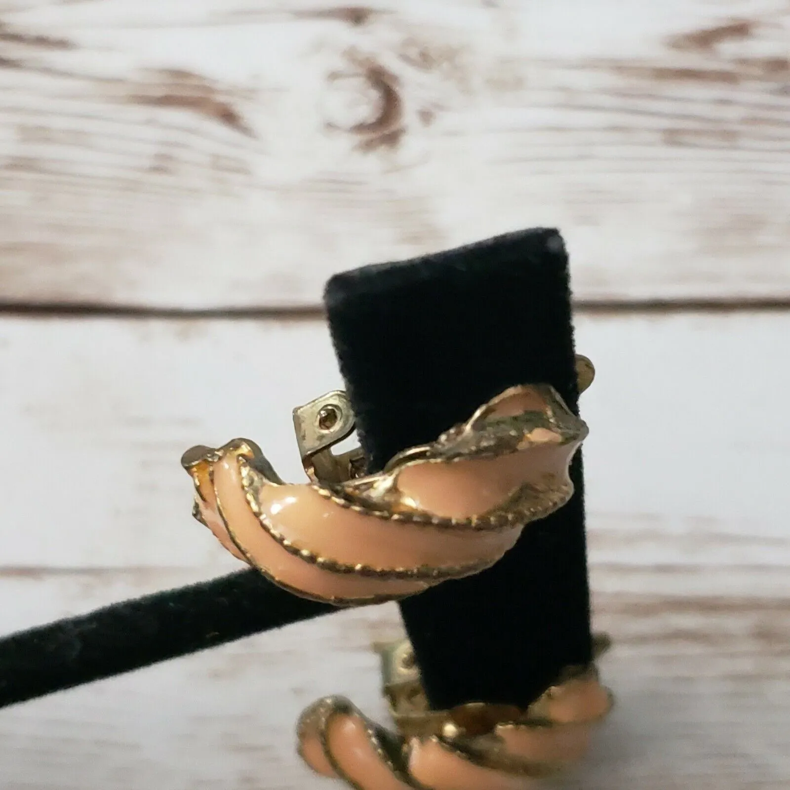 Vintage Clip On Earrings Peach with Line Design - Image 5