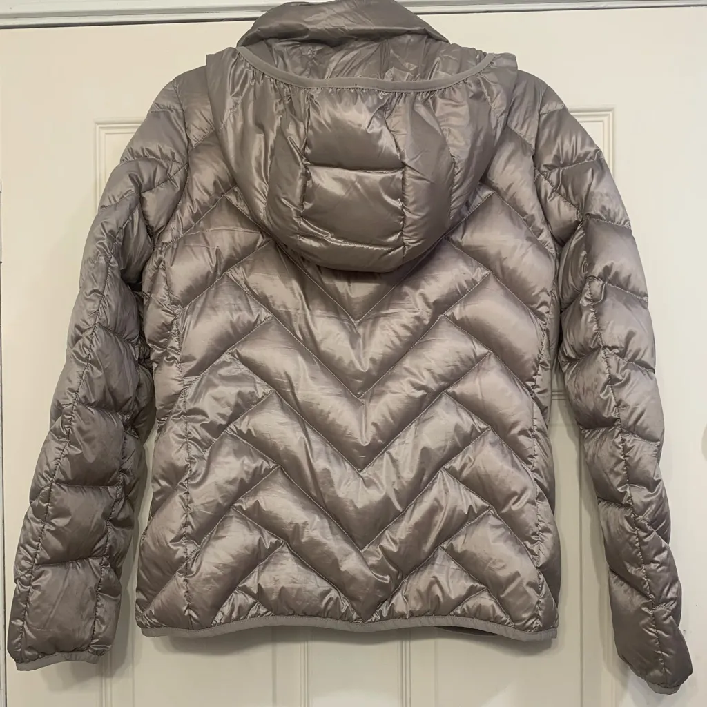 Michael Kors Soft Shimmer Gold Chevron Quilted Puffer Hooded Jacket.        2736 - Image 9